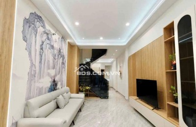  HÀNG HIẾM TÂN BÌNH – HẺM Ô TÔ – GẦN GA METRO & SÂN BAY TÂN SƠN NHẤT  Vị trí đắc địa, hẻm 1 trục, chỉ vài bước ra mặt tiền. Ô tô đậu trước nhà 24/7
